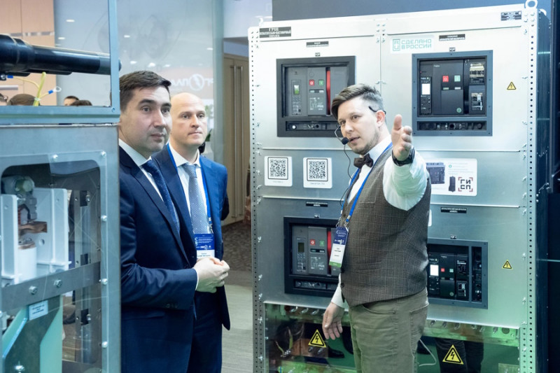 «Систэм Электрик» представила локализованное оборудование на выставке «ЭЭПиР», посвященной работе электросетевого комплекса